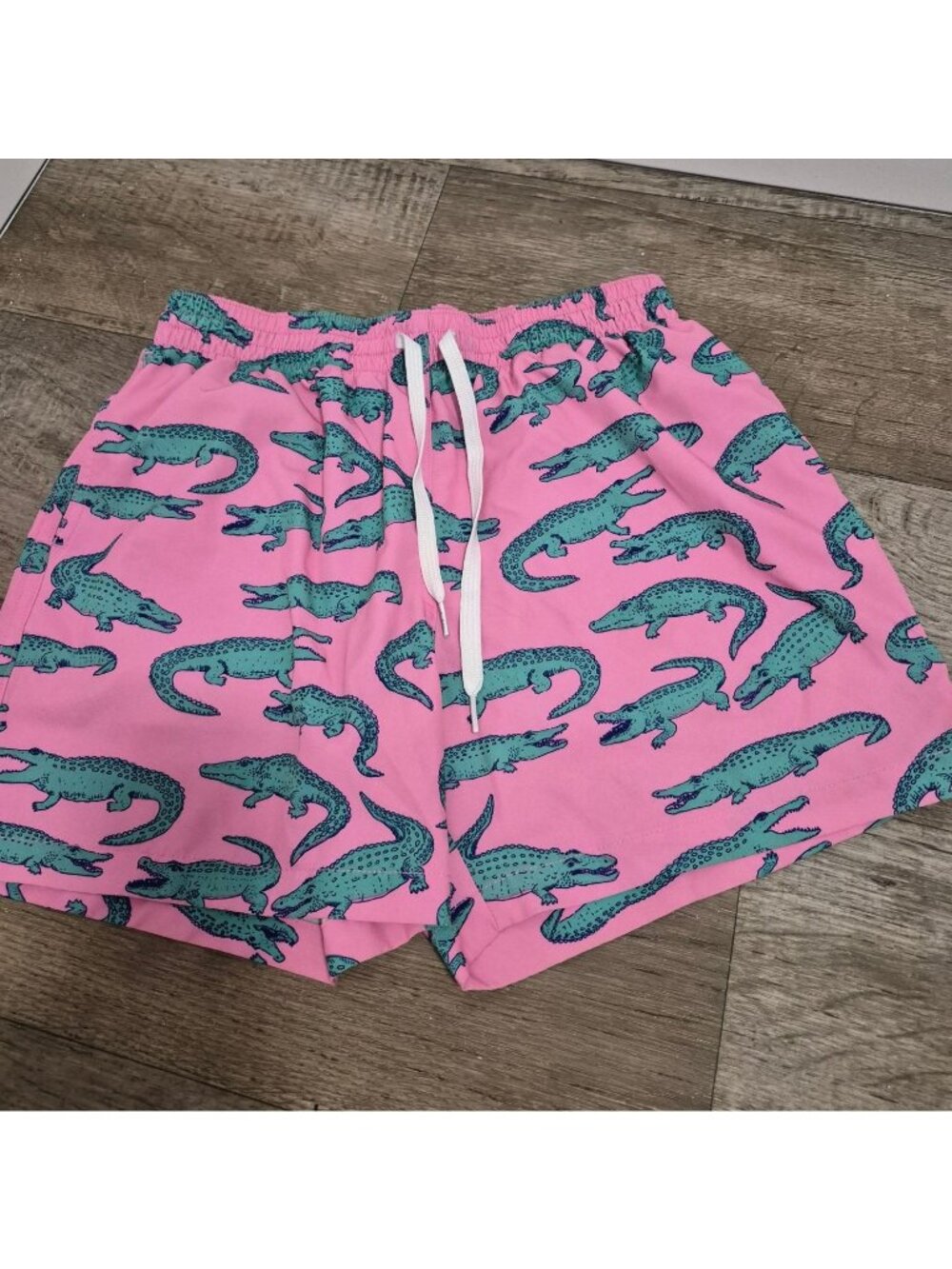 Chubbies Mens 5.5" Inseam Swim Shorts Crocodile Print Pink & Teal Size M